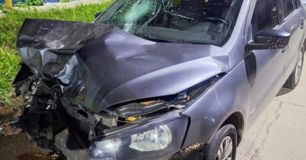 Ilustración de una calle con señal de tránsito, representando un accidente vial.