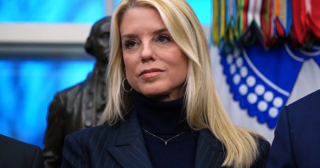 Retrato de Pam Bondi, ex fiscal general de Estados Unidos destituida por Donald Trump.