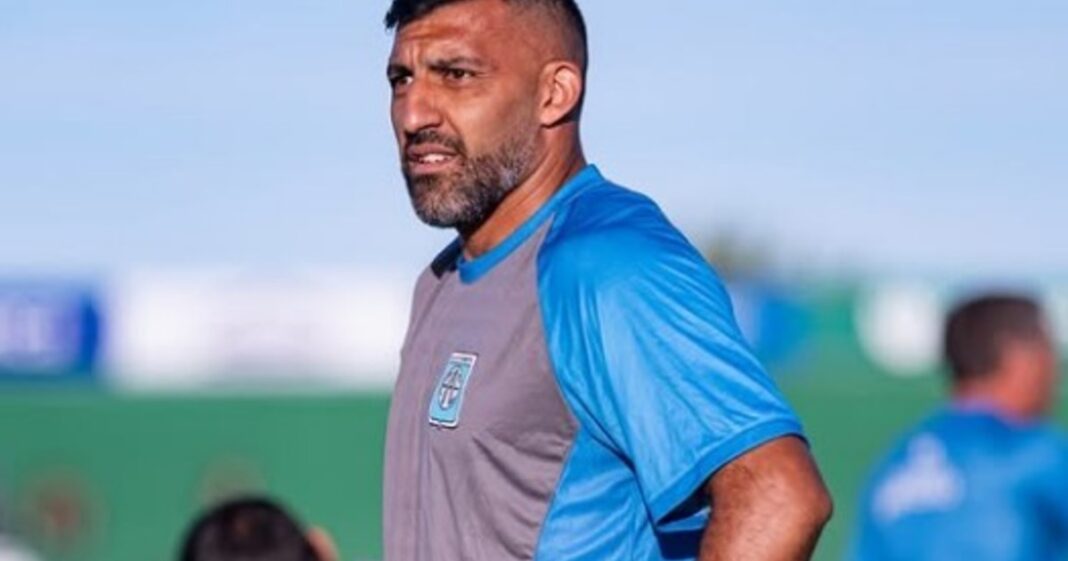 Escudo de Estudiantes de Río Cuarto en primer plano.