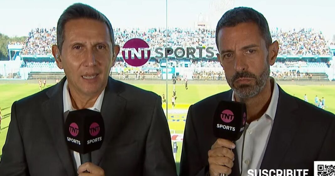 Estudio de transmisión de televisión con periodistas deportivos comentando un partido de fútbol.