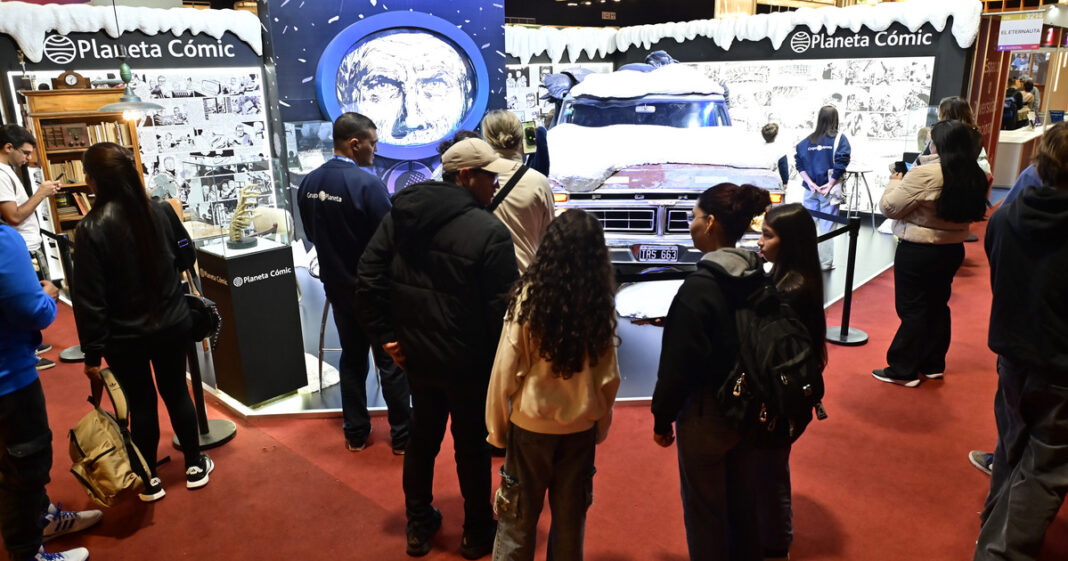 Pasillos de la Feria del Libro de Buenos Aires con público recorriendo los stands