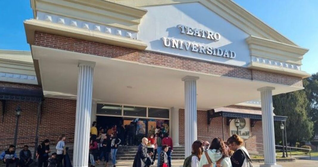 Público participando en una charla científica en un teatro