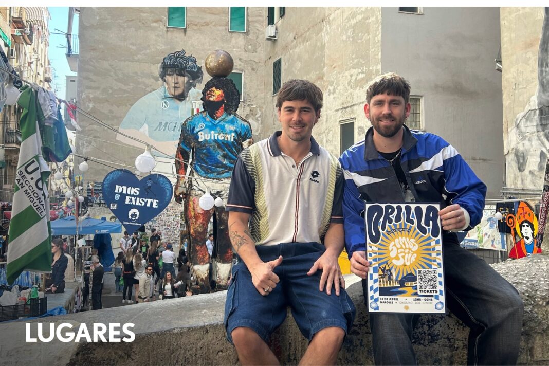 Personas disfrutando del festival Orilla en Nápoles, con parrilla y banderas argentinas de fondo.