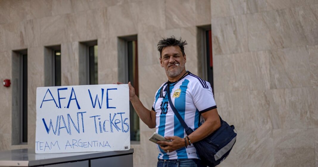Gráfico comparativo de precios de entradas para la final del Mundial 2026 en un estadio.
