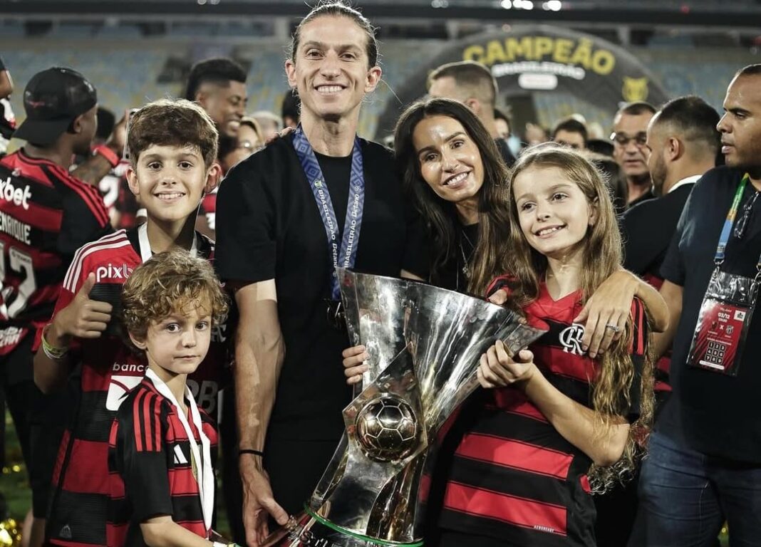 Filipe Luis, director técnico, durante una conferencia o partido.