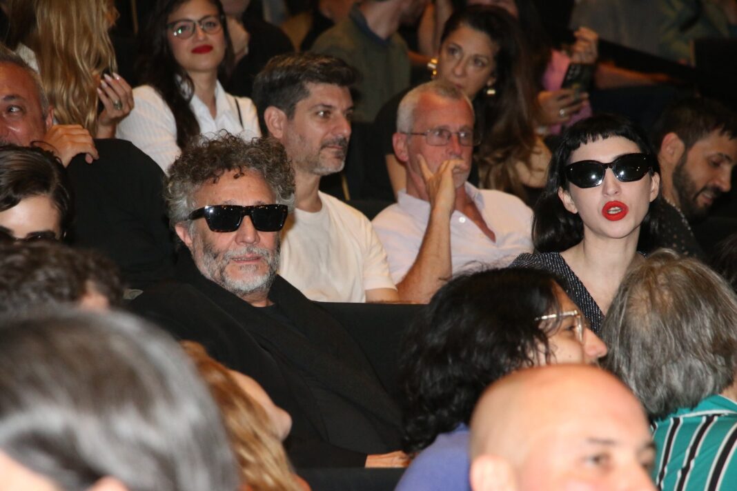 Fito Páez y Sofía Gala Castiglione asisten a un evento cultural en el Palacio Libertad.