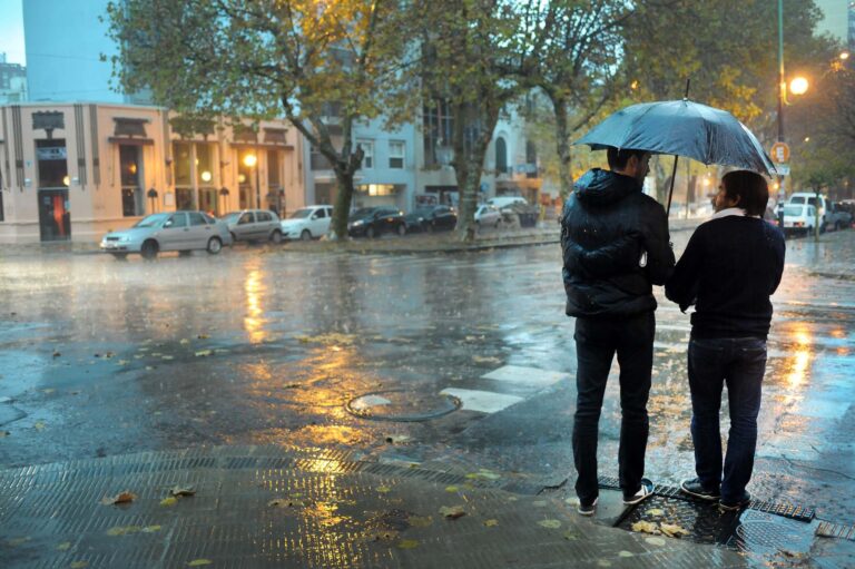 Calle anegada por la fuerte tormenta en el Área Metropolitana de Buenos Aires
