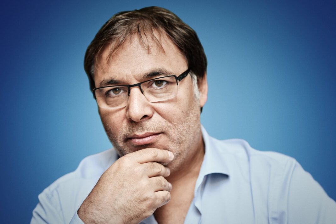 Gabriel Rolón, psicólogo argentino, durante una entrevista o charla.