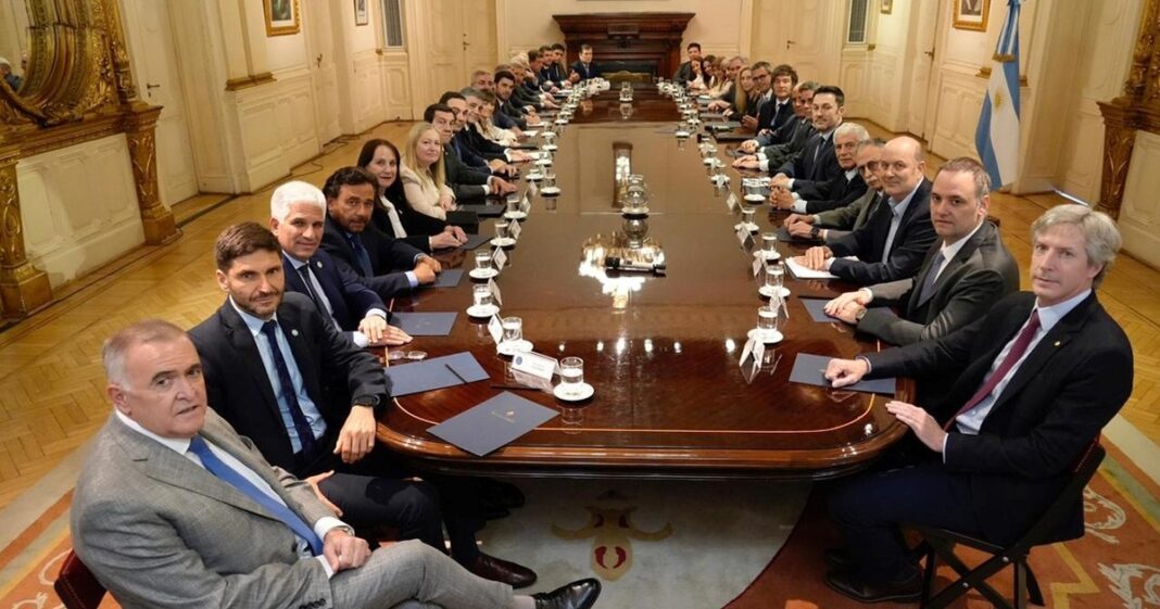 Mapa de la Argentina con destaque en doce provincias que recibirán adelantos de coparticipación.