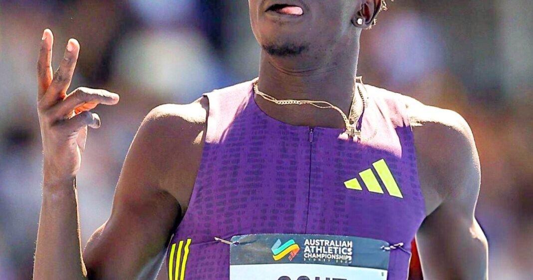 Gout Gout, atleta australiano, cruzando la meta estableciendo el récord mundial juvenil de 200 metros.