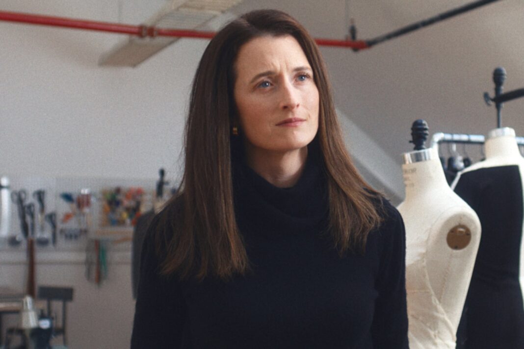 Retrato de la actriz Grace Gummer, intérprete de Caroline Kennedy en la serie de Disney+.