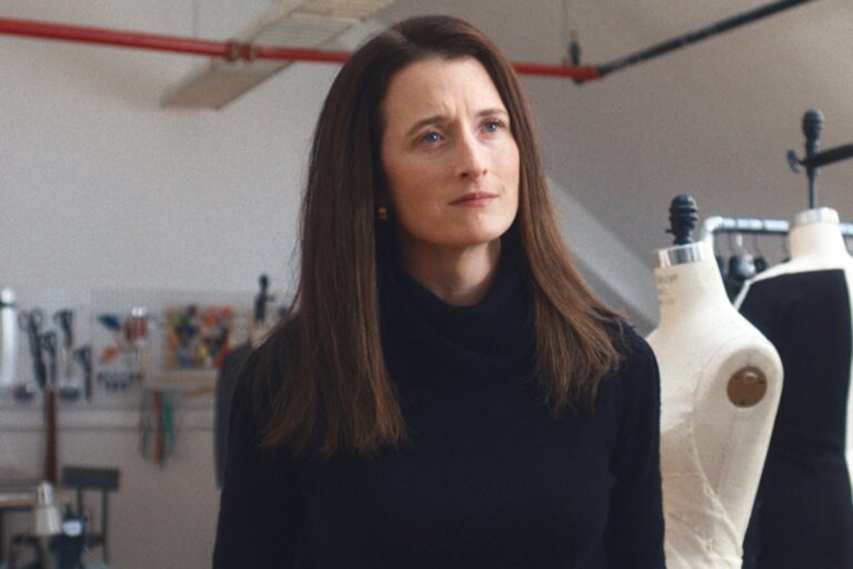 Retrato de la actriz Grace Gummer, intérprete de Caroline Kennedy en la serie de Disney+.