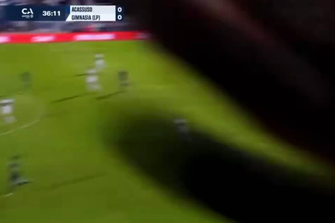 Hincha de Gimnasia filmándose con cámara de TyC Sports durante partido de Copa Argentina