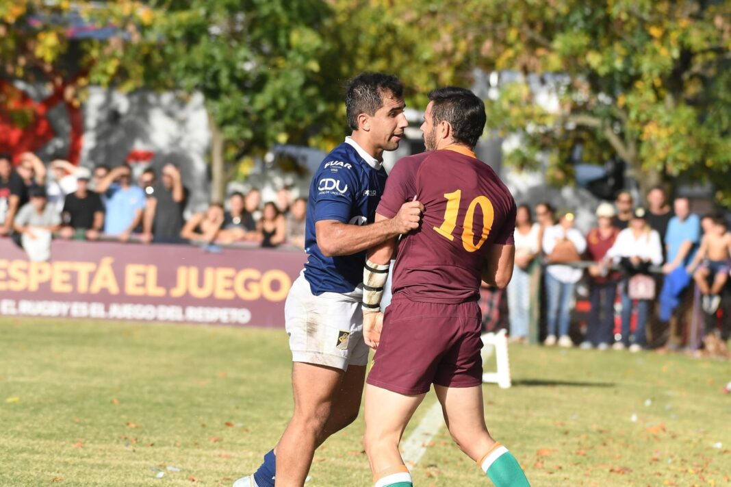 Jugadores de Hindú y SIC en un partido del Top 14 de la URBA