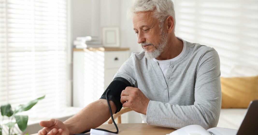 Médica explicando el funcionamiento de la presión arterial y el endotelio