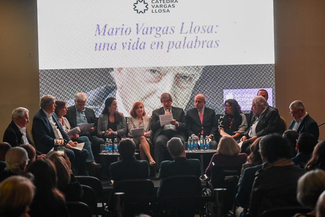 Álvaro Vargas Llosa habla en el homenaje a su padre Mario Vargas Llosa en la Feria del Libro de Buenos Aires