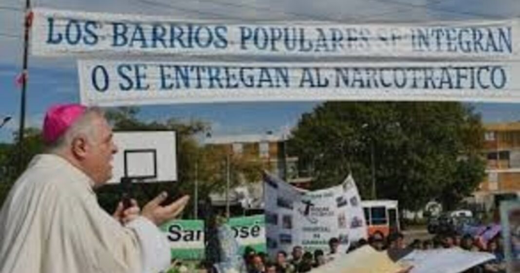 Misa al aire libre en el barrio Ciudad Papa Francisco, en La Matanza, con curas villeros y fieles
