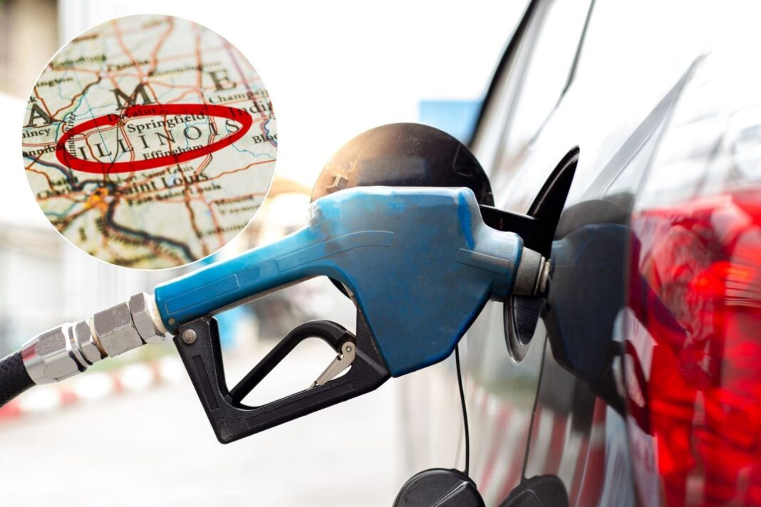 Estación de servicio en Illinois con cartel de precios de combustibles