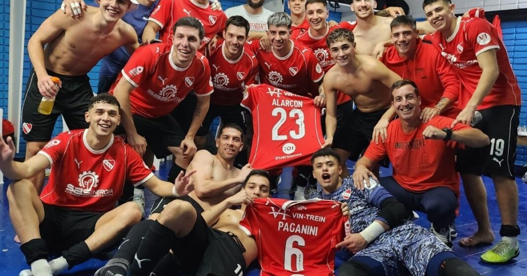Jugadores de Independiente celebran un gol durante el partido de futsal ante Racing.
