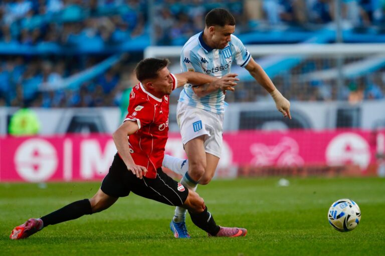 Escudos de Independiente y Racing enfrentados, representando el clásico de Avellaneda.
