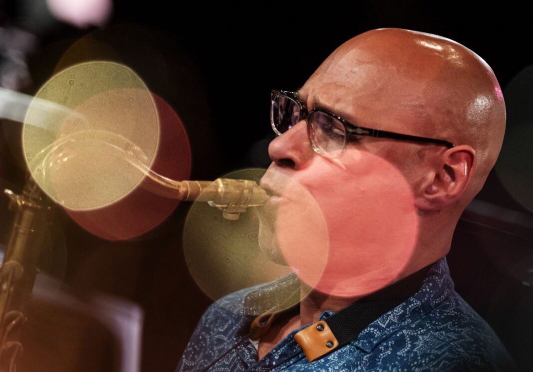 Público disfrutando de un concierto de jazz en un club nocturno de Buenos Aires.