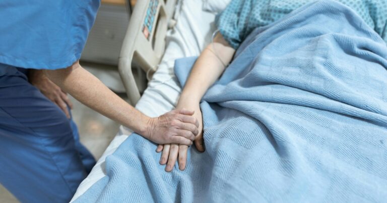 Anna, joven australiana, se recupera de una meningitis meningocócica tras su experiencia en un hospital de Japón.