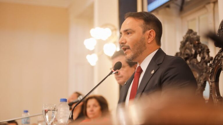 Juan Pablo Valdés, gobernador de Corrientes, en conferencia de prensa