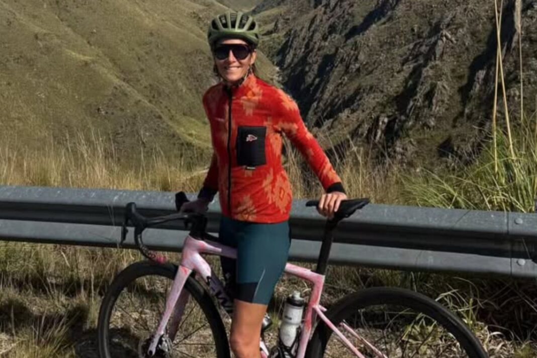Juana Viale pedaleando en bicicleta durante una ruta en la sierra de San Luis.