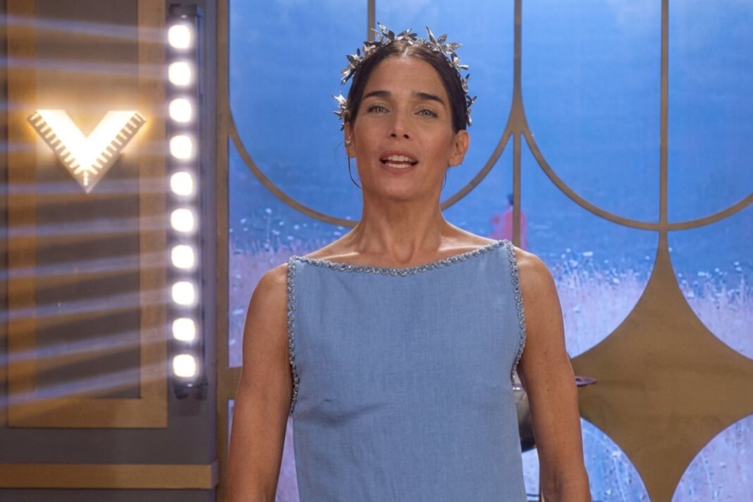 Juana Viale con un vestido y tocado metálico floral durante la emisión de 'Almorzando con Juana Viale'.