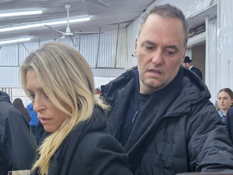 Manuel Adorni y Bettina Angeletti en un viaje oficial