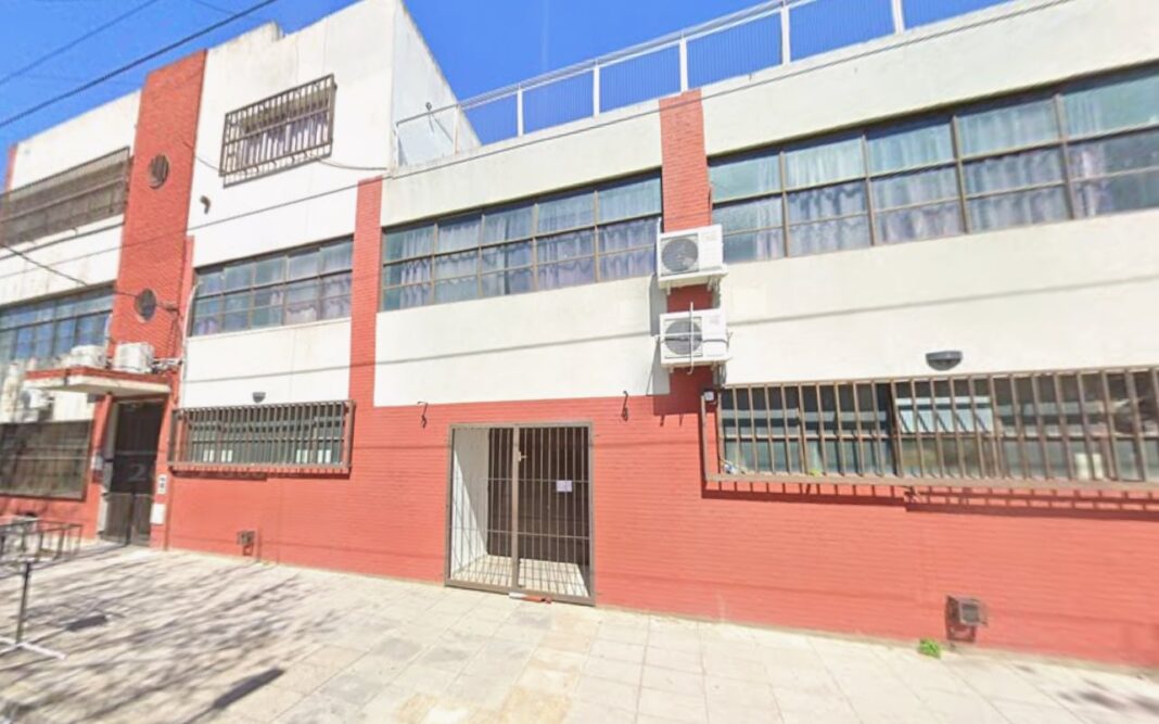 Edificio de tribunales o escuela genérica, representando la investigación judicial por amenazas.