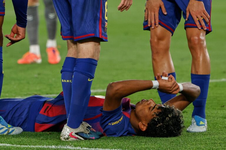 Lamine Yamal lesionado tras patear un penal en partido de Barcelona