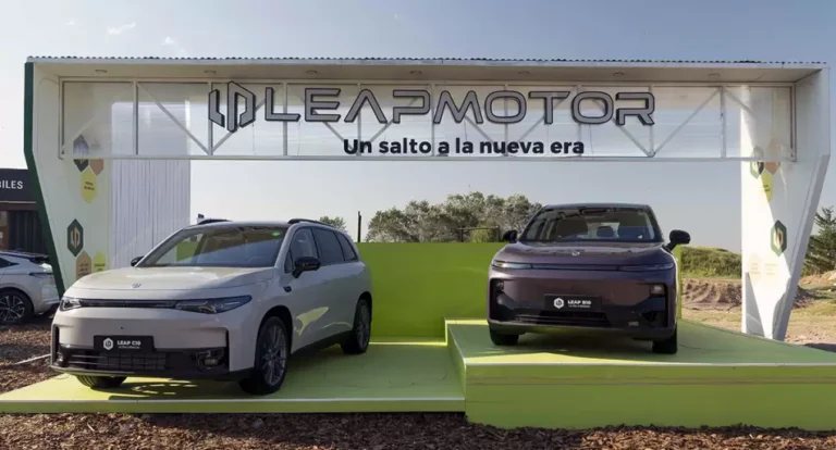 Logotipo de Leapmotor, marca de autos eléctricos, sobre un fondo neutro.