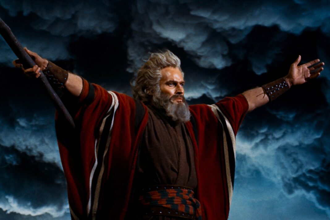 Fotografía promocional de la película 'Los diez mandamientos' (1956) con Charlton Heston como Moisés.