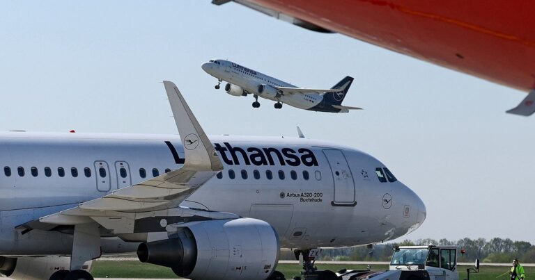 Avión de Lufthansa en pista de aeropuerto, con logo visible.