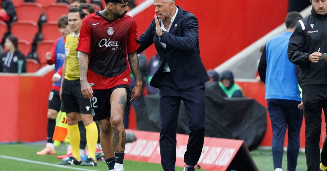 Jugadores de Mallorca celebran un gol durante el partido contra Rayo Vallecano en el estadio Son Moix.
