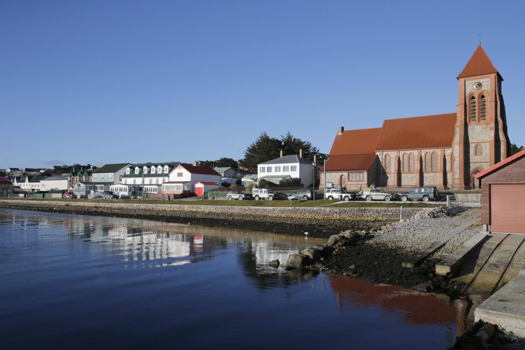 Mapa de las Islas Malvinas con banderas de Argentina y Reino Unido en contexto histórico.