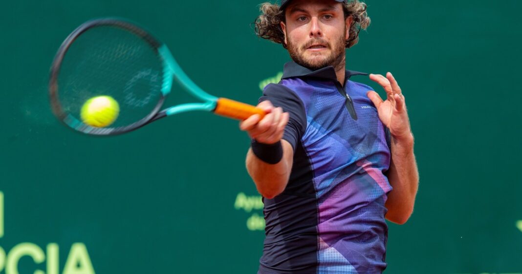Marco Trungelliti, tenista argentino, compitiendo en el ATP 250 de Marrakech.