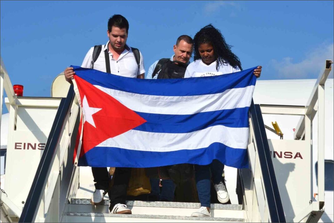 Médicos cubanos en una reunión de trabajo durante una misión internacional de salud