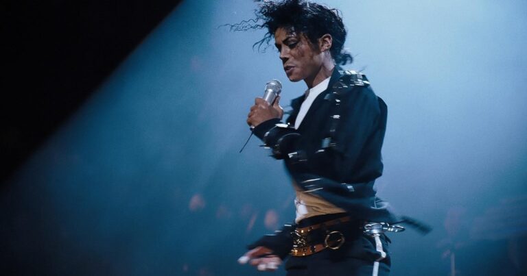 Jaafar Jackson interpretando a Michael Jackson en la película Michael