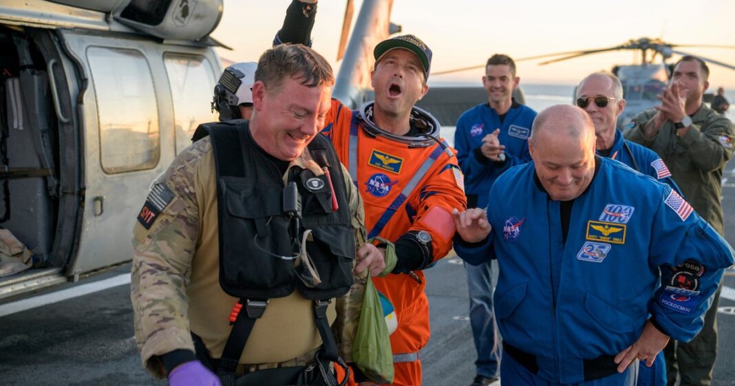 Astronautas de la misión Artemis II sonríen tras ser recuperados en el Océano Pacífico.