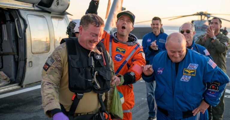 Astronautas de la misión Artemis II sonríen tras ser recuperados en el Océano Pacífico.