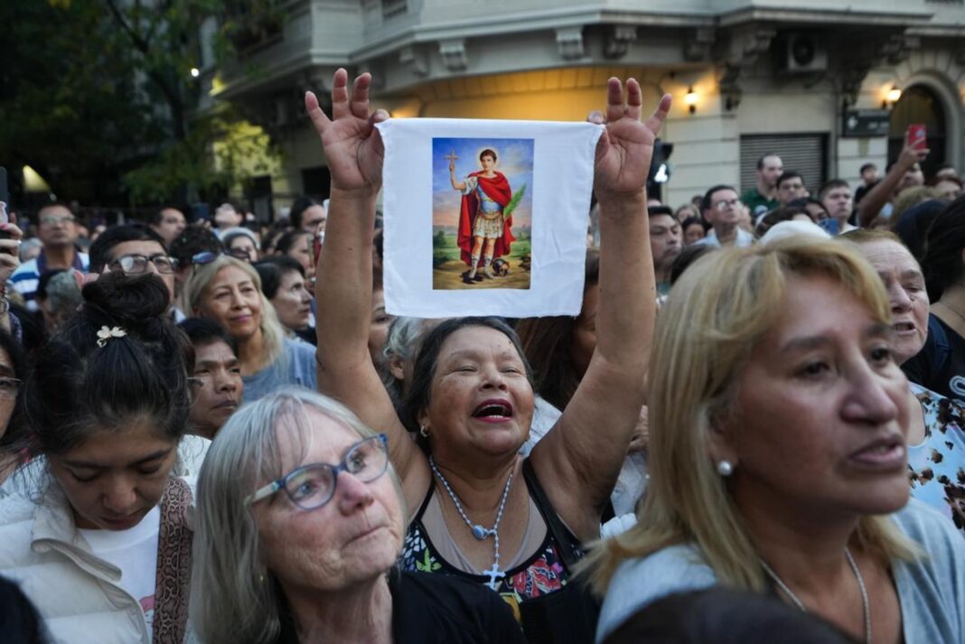 Fieles forman larga fila frente al santuario de San Expedito en la parroquia de Balvanera, Buenos Aires.