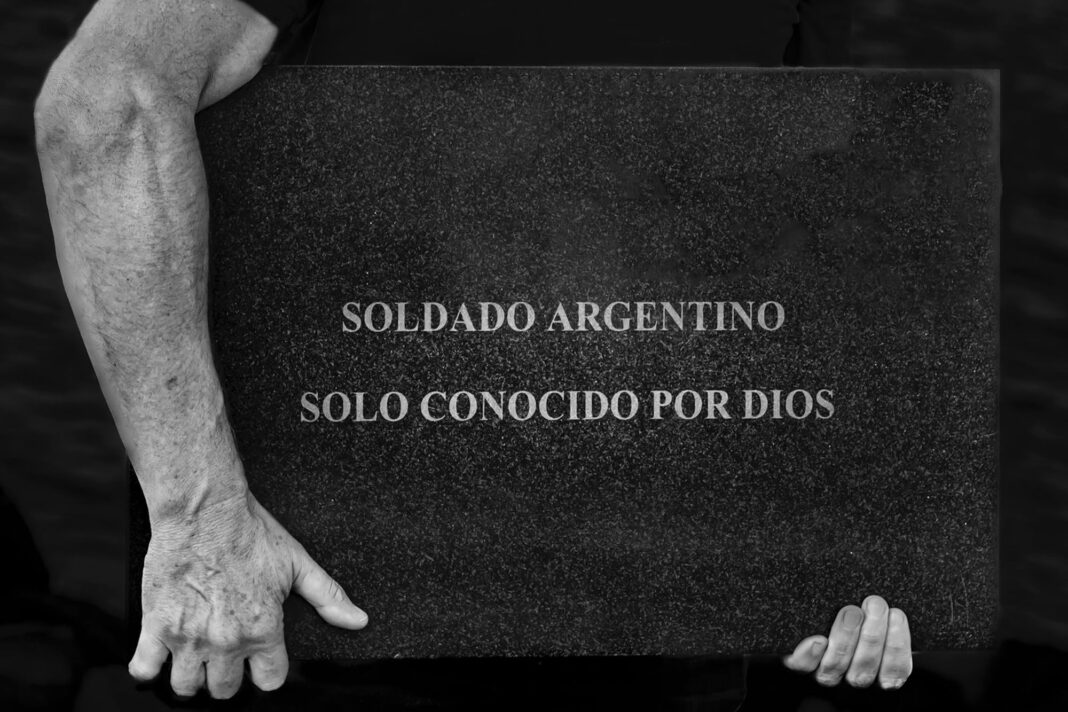 Exterior del Museo Malvinas e Islas del Atlántico Sur durante la noche.