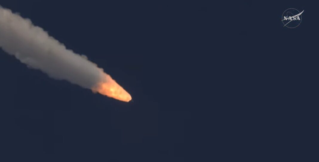 Cohete Space Launch System despegando con la misión Artemis II de la NASA desde Cabo Cañaveral.