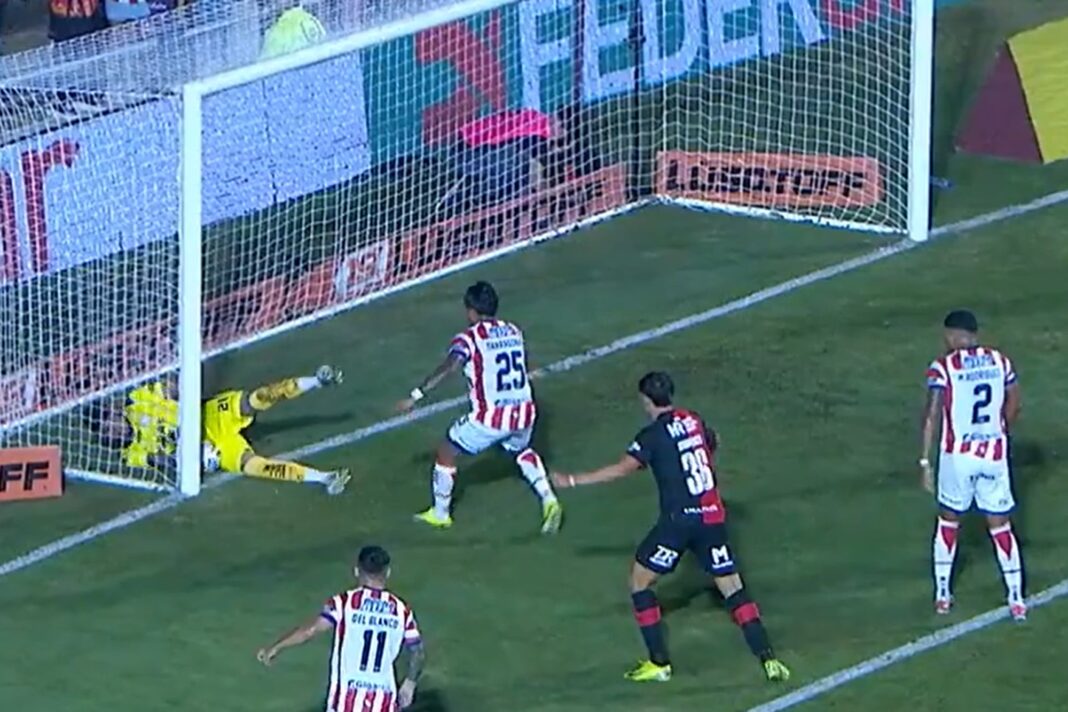 Jugadores de Newell's Old Boys celebran un gol durante el partido contra Unión de Santa Fe.