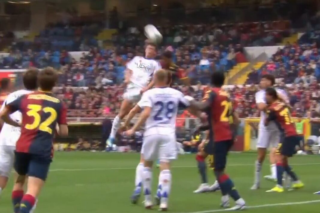 Nico Paz siendo atendido tras un choque de cabezas en el partido Como vs Genoa