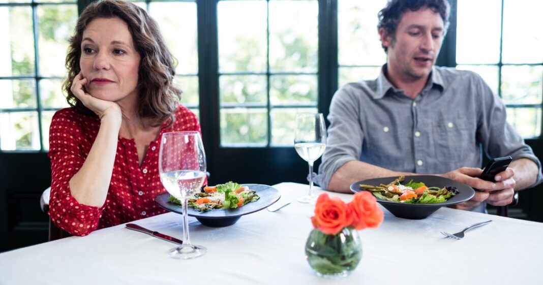 Persona reflexionando en la tranquilidad de su hogar, concepto de espacio personal y psicología.