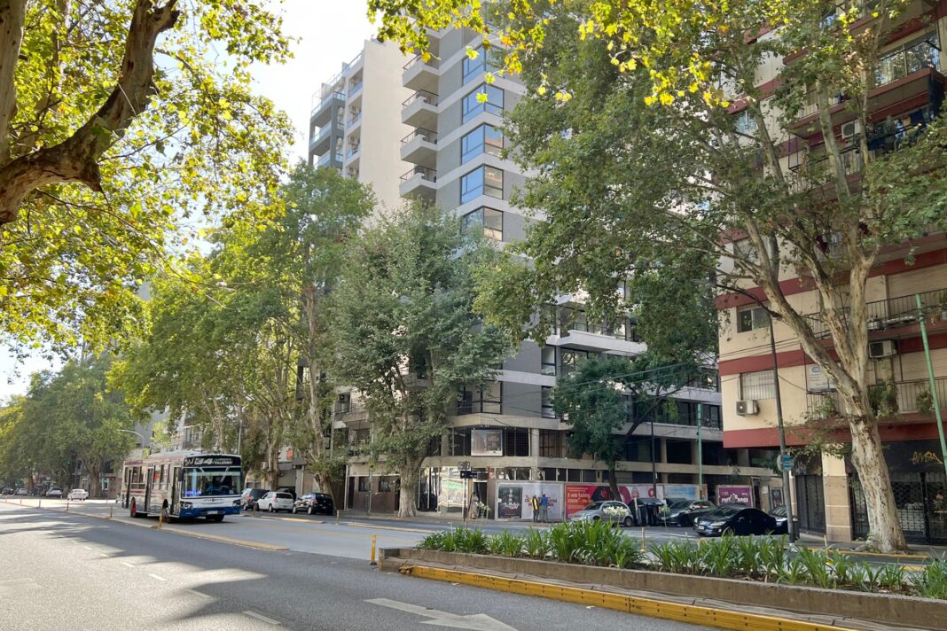 Mapa esquemático de Buenos Aires con el trazado proyectado de la línea F de subte y nuevos corredores eléctricos.