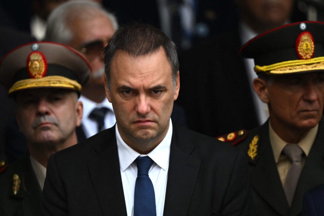 Manuel Adorni, jefe de Gabinete, en una conferencia de prensa.